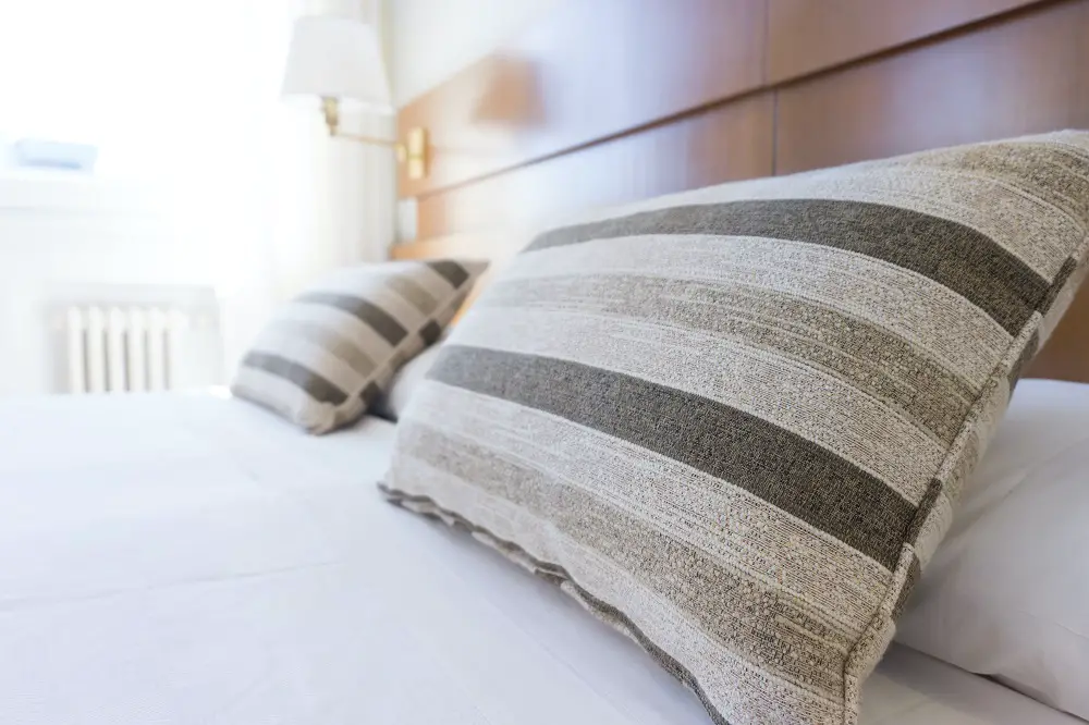 White hotel bed sheet will make bloodstain more visible