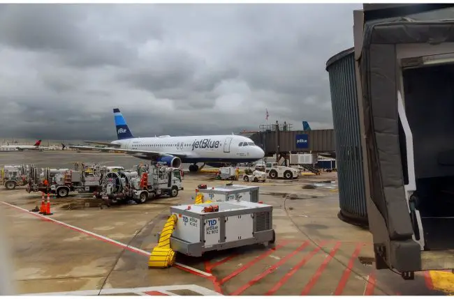 JetBlue aircraft - know their military discount